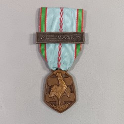 MEDAILLE COMMEMORATIVE GUERRE 1939-1945 ARMEE DE LIBERATION AVEC BARRETTE ALLEMAGNE